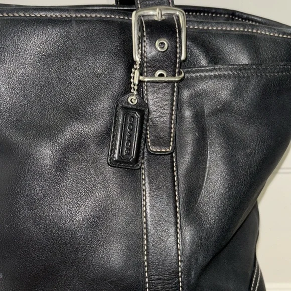 Authentic Coach leather shoulder bag. Excellent used condition! - Picture 2 of 6